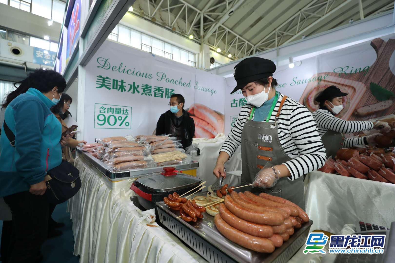 图为肉制品客商品鉴区。