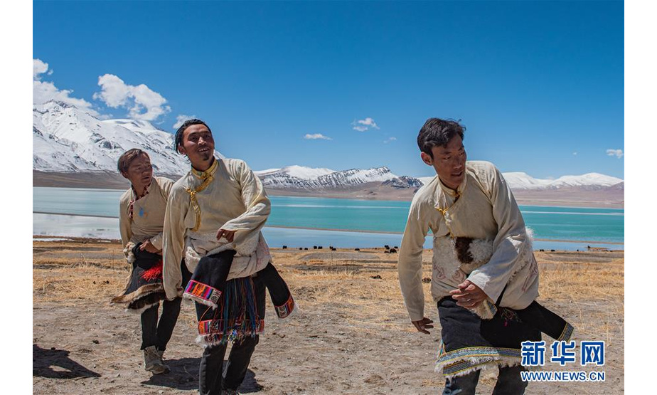 村民们在西藏那曲市尼玛县当穹错旁举行的春耕典礼上跳锅庄舞（4月30日摄）。新华社记者 侯捷 摄