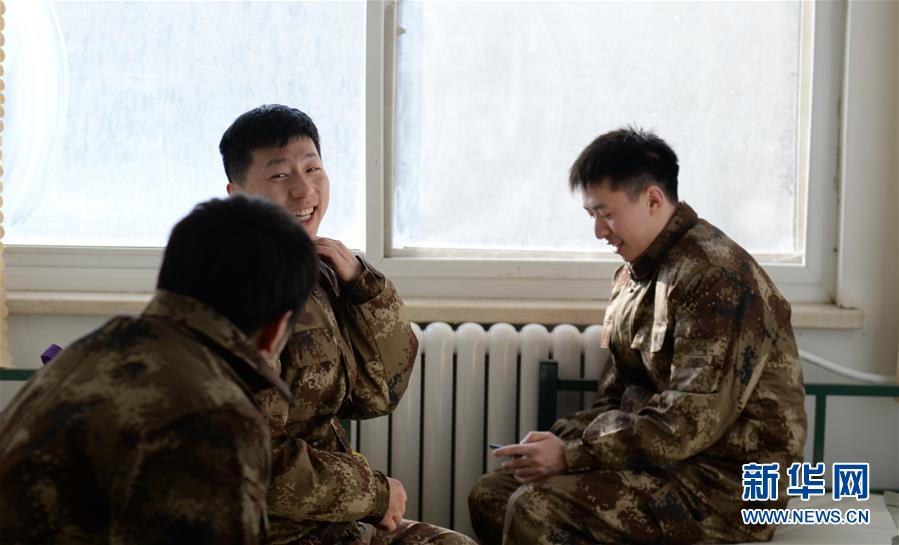 1月13日，中国国家乒乓球队队员马龙（左上）在宿舍中与队友交流。当日，中国国家乒乓球队在北京某军事体育训练中心开始为期一周的军训。新华社发（侯昭康摄）