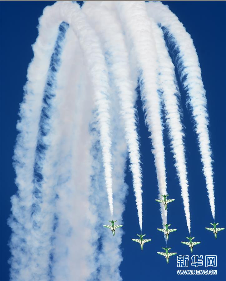 1月15日，在科威特费尔瓦尼耶省举行的第二届科威特航空展上，飞机进行特技飞行表演。 新华社发