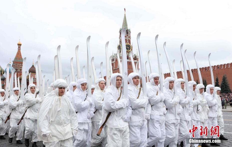 当地时间11月7日，莫斯科红场举行阅兵式，纪念1941年红场阅兵式。1941年，德军兵临莫斯科城下。为了鼓舞苏联官兵士气，苏联高层决定于当年11月7日在红场举行阅兵式。部队接受检阅完后直接开赴战场。1941年阅兵式被称为战争史上的奇迹，极大鼓舞了苏联军民抗击法西斯的士气。中新社记者 王修君 摄