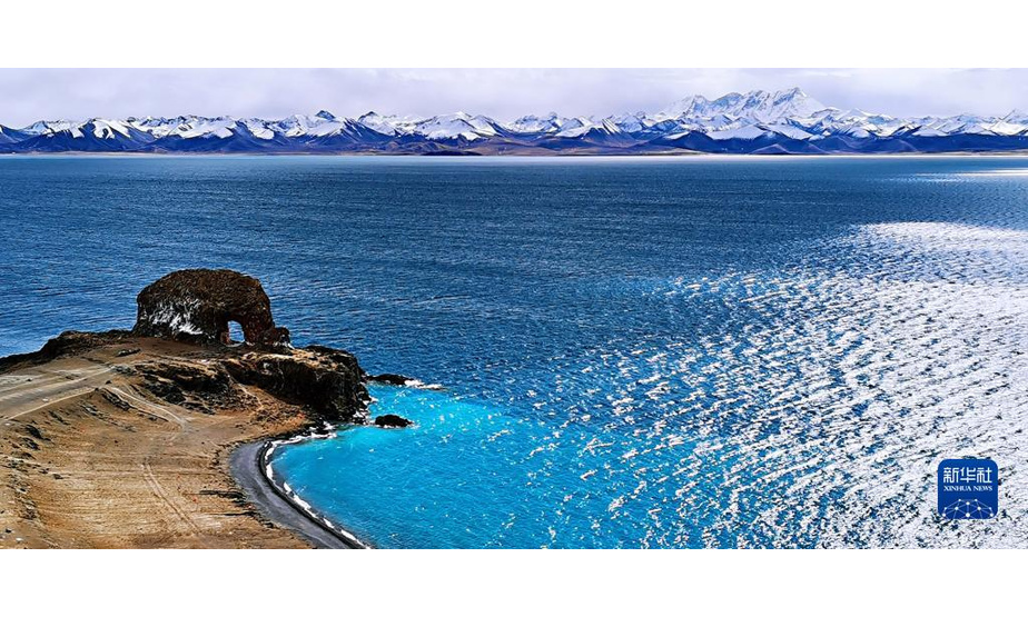 11月20日拍摄的纳木错月亮湾（手机照片）。

　　圣象天门位于西藏那曲市班戈县境内，与念青唐古拉雪山、纳木错湖构成鬼斧神工的高原奇幻景观。

　　新华社记者 沈虹冰 摄