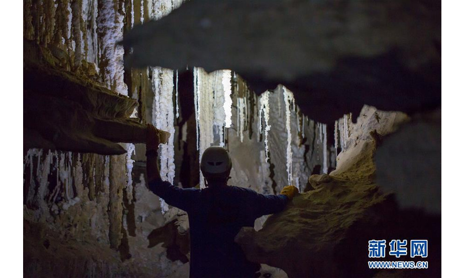 4月14日，探洞爱好者在位于死海南端的以色列迈勒海姆盐洞内探索。 以色列洞穴研究专家近日宣布，他们与来自其他国家的洞穴探索者合作勘查发现，位于死海地区的以色列迈勒海姆洞长10公里，是世界上最长的盐洞。这个盐洞最初由以色列希伯来大学洞穴研究中心专家上世纪80年代在绵延11公里的塞多姆山里发现。塞多姆山位于死海西南端，比海平面低170米。山体几乎全部由盐构成，只覆盖薄薄一层岩石。每年冬季，雨水渗入山石缝隙，溶解盐分，不断形成新的洞穴。 新华社记者 郭昱 摄