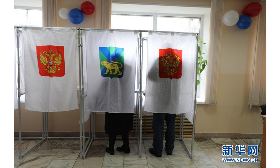 3月18日，在俄罗斯符拉迪沃斯托克的第906号投票站，选民填写选票。位于俄罗斯领土最东端的堪察加边疆区、楚科奇自治区等地的投票站当地时间18日8时开始开放，2018年俄总统选举投票正式开始。新华社发（丹尼斯摄）