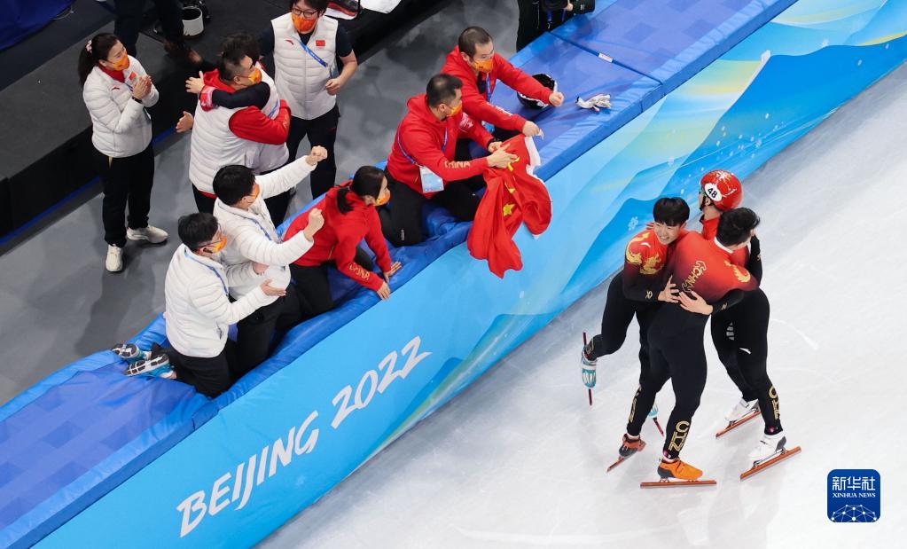 2月7日，中国队在比赛后庆祝。

　　当日，在首都体育馆举行的北京2022年冬奥会短道速滑项目男子1000米决赛中，中国选手任子威夺得冠军。

　　新华社记者 徐子鉴 摄