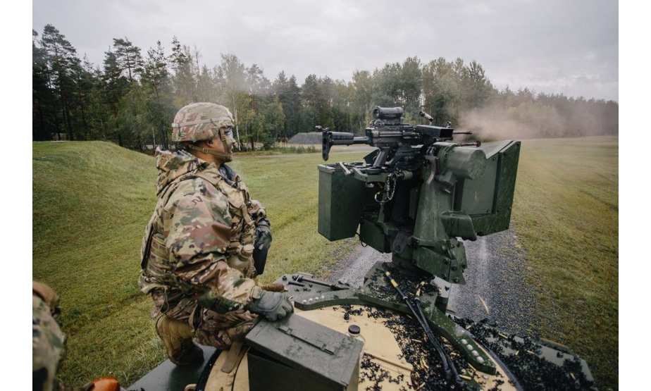 近日，美国陆军第173空降旅的士兵在位于德国格拉芬沃尔的军事训练基地，测试了安装在中型战术车车顶的新型“通用遥控武器系统”（CROWS），并使用该系统操控M249机枪开火。据报道，CROWS可以使作战人员在移动时对目标进行远程精确攻击，以达到武器的最大有效射程。CROWS传感器套件能够在昼夜条件下跟踪瞄准目标，包括日间摄像机、热像仪和激光测距仪。CROWS将可安装在美军装备的任何战术车辆上，可操控MK19榴弹枪，M2 .50口径机枪，M240B机枪以及M249机枪。