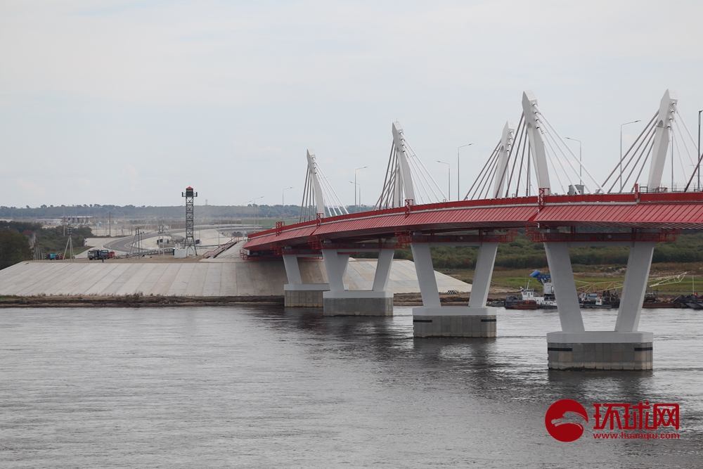 9月20日，“幸福东北”网络宣传活动采访团走进黑河，探访中俄界江黑龙江上首座现代化公路大桥———黑龙江大桥。该桥全长1283米，中方境内6.5公里，俄方境内13.4公里，起点位于中国黑龙江省黑河市长发屯，终点位于俄罗斯阿穆尔州布拉戈维申斯克市卡尼库尔干村。该桥于2016年12月24日开始建设，2019年5月31日完成合龙，由中俄两国合作修建。该项目是黑龙江省深入对接国家“一带一路”倡议，积极参与“中蒙俄经济走廊”建设，落实“打造一个窗口、建设四个区”的发展定位，加快“三桥一岛”建设，健全对俄互联互通，加快形成以对俄合作为重点的全方位对外开放新格局的重要跨境基础设施。据专家测算，大桥运营之初，预测客运量达140万人次，货运量可达300万吨。远期预测客货运量分别为300万人次和620万吨。（环球网 王心怡）