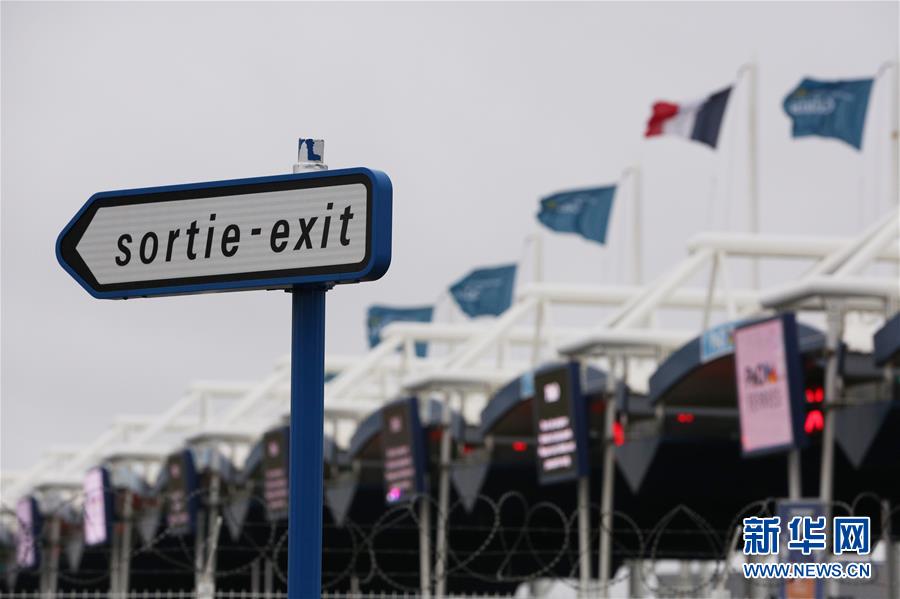 这是1月31日在法国加来港海关检查站前拍摄的“出口”标识。加来位于英吉利海峡最窄处，与英国隔海相望。新华社记者 高静 摄