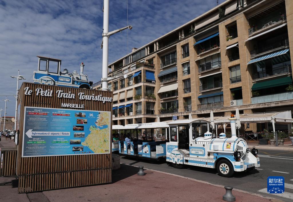 这是9月4日在法国马赛拍摄的旅游观光小火车。新华社记者 高静 摄