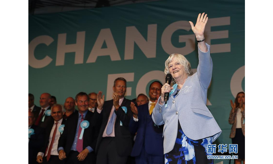 5月21日，在英国伦敦，“脱欧党”的欧洲议会议员候选人安·维德科姆在集会现场演讲。 当日，“脱欧党”在英国伦敦西部举行大型集会，为欧洲议会选举拉票。欧洲议会选举将于本月23日在英国举行。多个民调显示，保守党支持率落后于新成立的“脱欧党”。 新华社记者 韩岩 摄