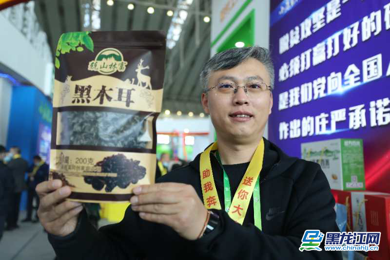 黑龙江省林草局驻克东县富民村第一书记刘振罡为兢山林富黑木耳代言。
