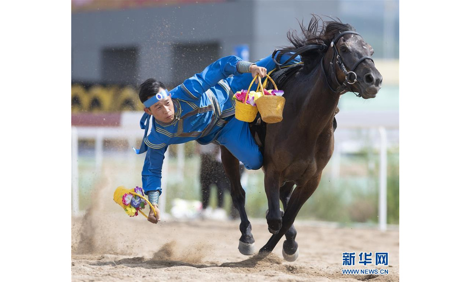 7月15日，内蒙古代表团选手表演马上技巧。 当日，在内蒙古呼和浩特市举办的第十一届全国少数民族传统体育运动会马上项目进入第四个比赛日。 新华社记者沙达提摄
