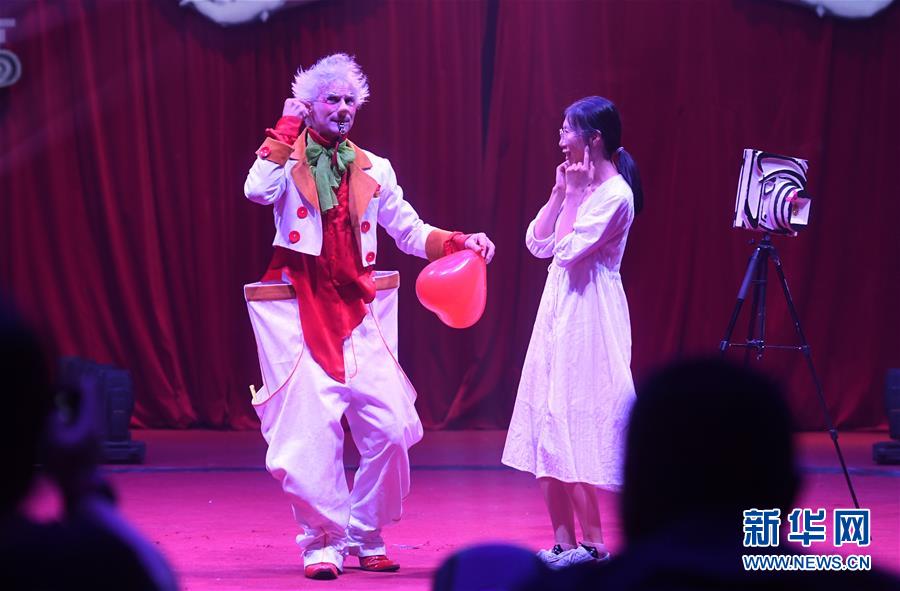 7月12日，马戏团小丑在预演活动中表演。 北京石景山游乐园2019“狂欢之夏”活动将于7月13日至8月31日举行。本次活动历时50天，将开展奇幻光影秀、萌宠假期大马戏、美食啤酒嘉年华、炫动盛夏花车巡游等活动，为人们夏日休闲娱乐提供好去处。 新华社记者 李俊东 摄