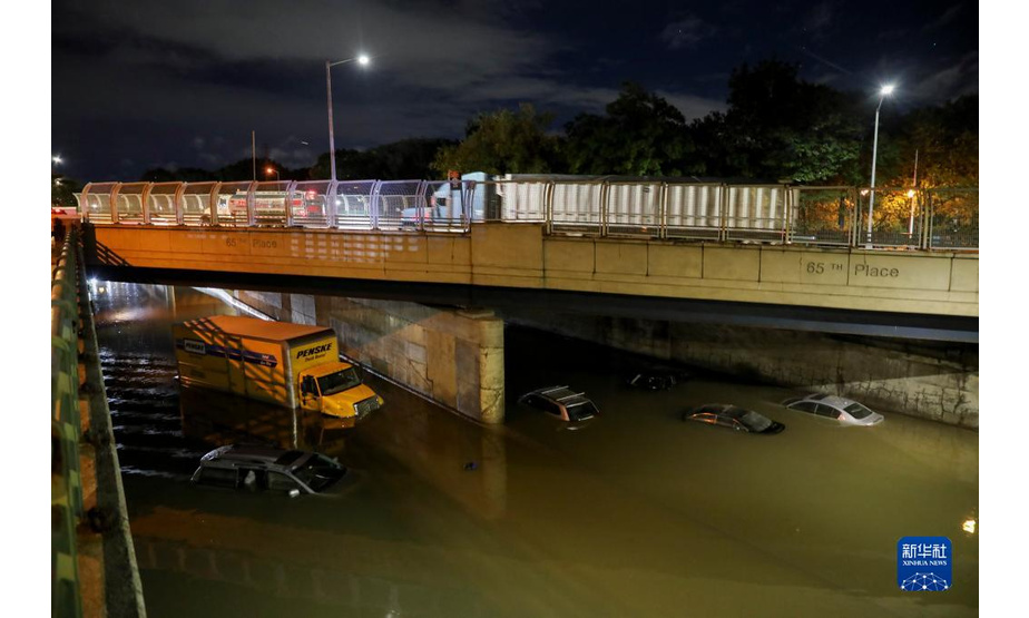 9月2日，美国纽约一条主要道路上的车辆被积水淹没。

　　受飓风“艾达”影响，暴雨1日晚开始袭击纽约市及周边地区，并引发洪涝灾害。纽约州州长凯茜·霍楚尔于2日凌晨宣布该州进入紧急状态。

　　新华社记者 王迎 摄