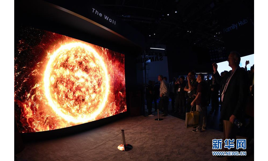 1月8日，在美国拉斯维加斯消费电子展上，观众参观三星公司的8K屏幕。 新华社记者刘杰摄