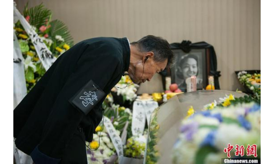 演员李雪健在灵堂内悼念。