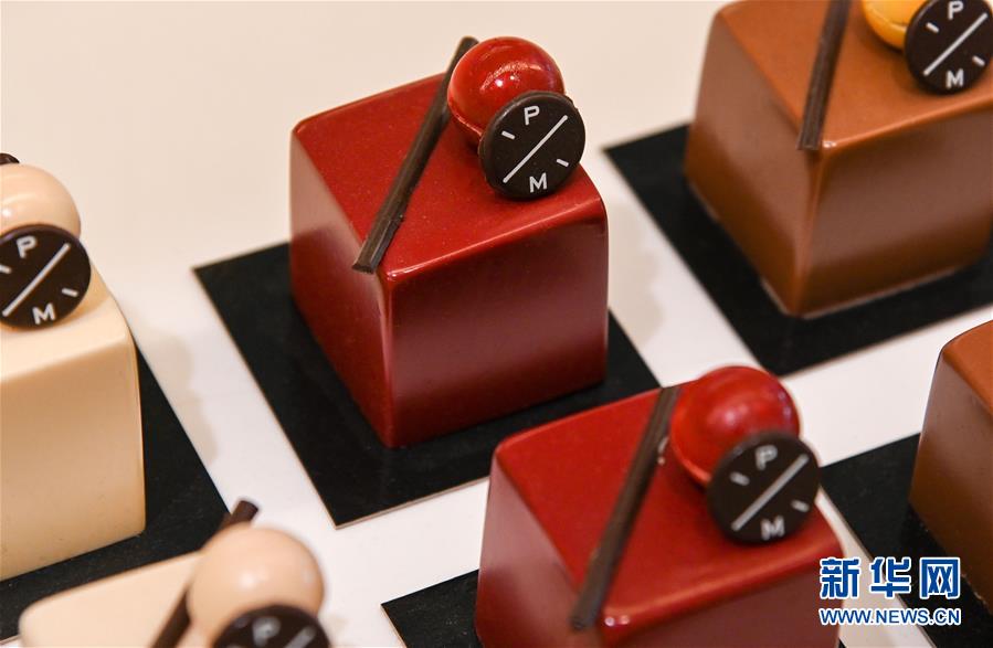 这是9月5日在比利时布鲁塞尔一家商店拍摄的巧克力甜品。巧克力是比利时最具代表性的甜品，与钻石和啤酒并称比利时三大“国宝”。比利时巧克力拥有细腻的结构、高可可含量、美妙的口感和极富创意的造型，这份浓情蜜意从比利时出口至世界各地，受到全世界消费者的喜爱。新华社发（里卡多·帕雷贾尼摄）