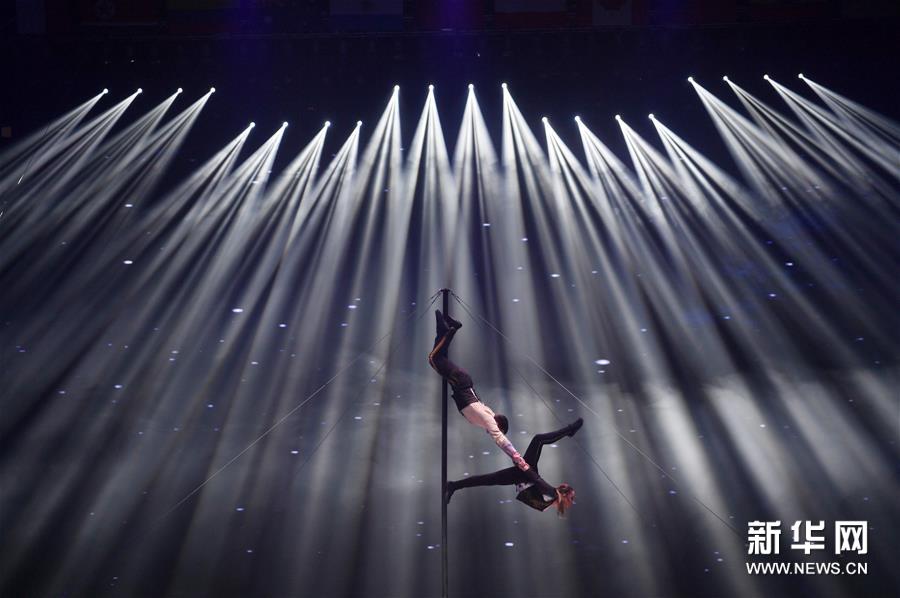 11月7日，来自摩尔多瓦和俄罗斯的演员在表演《双人爬杆》。新华社记者 牟宇 摄
