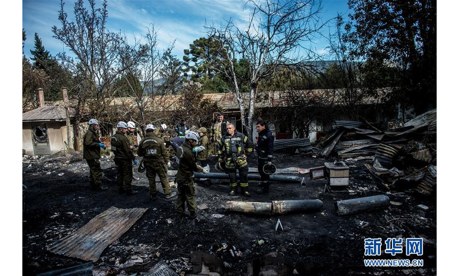 8月14日，在智利比奥比奥大区康塞普西翁省奇瓜扬特市，警方在火灾现场排查。智利中部比奥比奥大区一家养老院14日失火，造成10名老人遇难、1名老人被烧伤。新华社发（智利总统府供图）