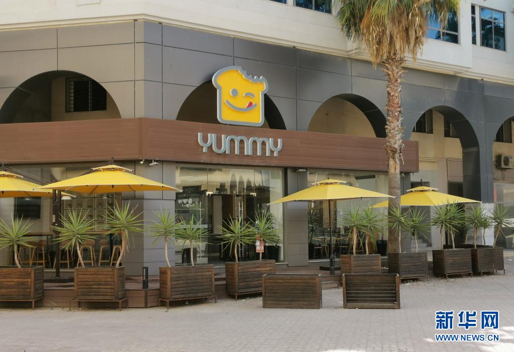 8月10日，突尼斯首都突尼斯市一家餐厅内顾客稀少。

　　突尼斯全国10日遭遇极端高温天气，首都突尼斯市最高气温达到48摄氏度。许多建筑工地因高温停工，一些商店在白天气温最高时关门停业，娱乐和休闲场所客流明显减少。

　　新华社发