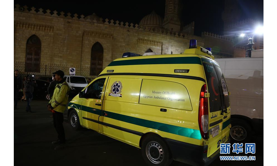 2月19日，在埃及首都开罗，一辆救护车停在爆炸现场附近。 埃及内政部18日晚发表声明说，埃及首都开罗老城区当晚发生一起爆炸，造成两名警察和一名恐怖分子死亡。声明说，这名恐怖分子在被警方抓获后引爆了爆炸装置，还有3名警察受伤。 新华社发（艾哈迈德·戈马摄）