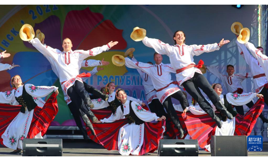 9月11日，人们在白俄罗斯明斯克穿着民族服装表演舞蹈。
