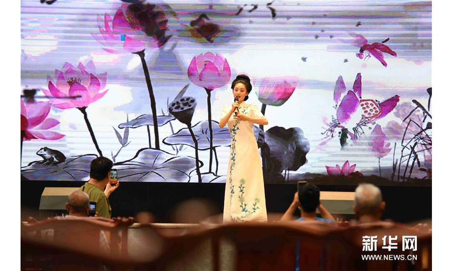 8月31日，河北省石家庄市评剧院一团演员在正定荣国府影视基地大戏院内表演。新华社记者骆学峰摄