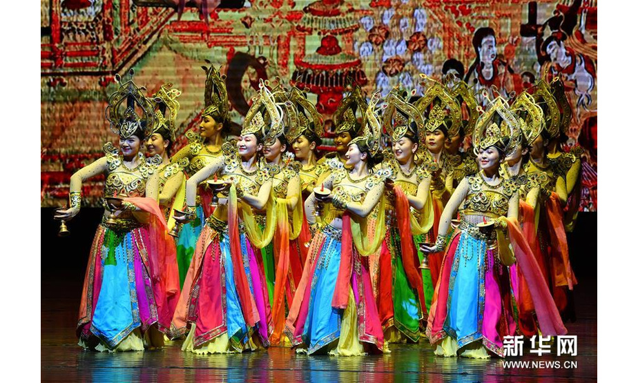 7月17日，演员在表演《佛灯舞》。 7月17日晚，“我们从草原来”——甘肃肃北乌兰牧骑歌舞演出在陕西西安人民剧院举行。 新华社记者 张博文 摄