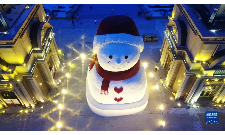 　　这是1月9日拍摄的哈尔滨松花江畔的巨型雪人（无人机照片）。

　　近日，一个巨型雪人亮相冰城哈尔滨松花江畔，吸引市民游客前来打卡拍照。戴着红帽子、红围脖，嘴角上扬的巨型雪人高约18米，宽约13米，用雪量2000余立方米。

　　新华社记者 王建威 摄