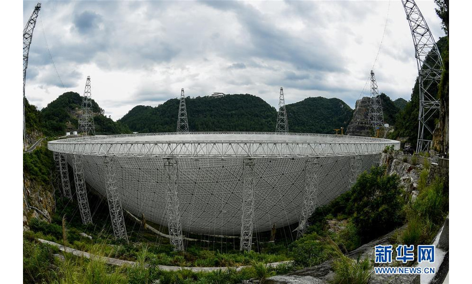 这是群山之中的500米口径球面射电望远镜（FAST）全景（2017年8月9日摄）。自2016年9月25日落成启用以来，500米口径球面射电望远镜——“中国天眼”共发现51颗脉冲星候选体，其中有11颗已被确认为新脉冲星。新华社记者 欧东衢 摄