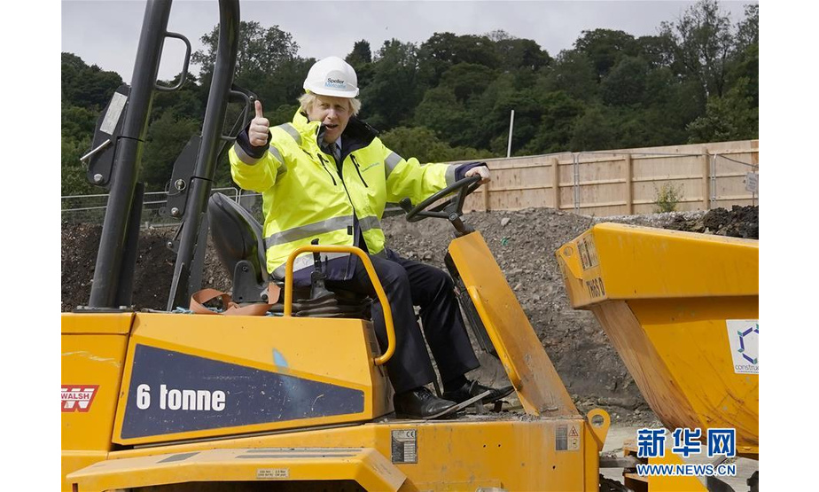 6月30日，在英国英格兰中部的达德利，英国首相约翰逊参观一处建筑工地。 新华社发（英国首相府供图）