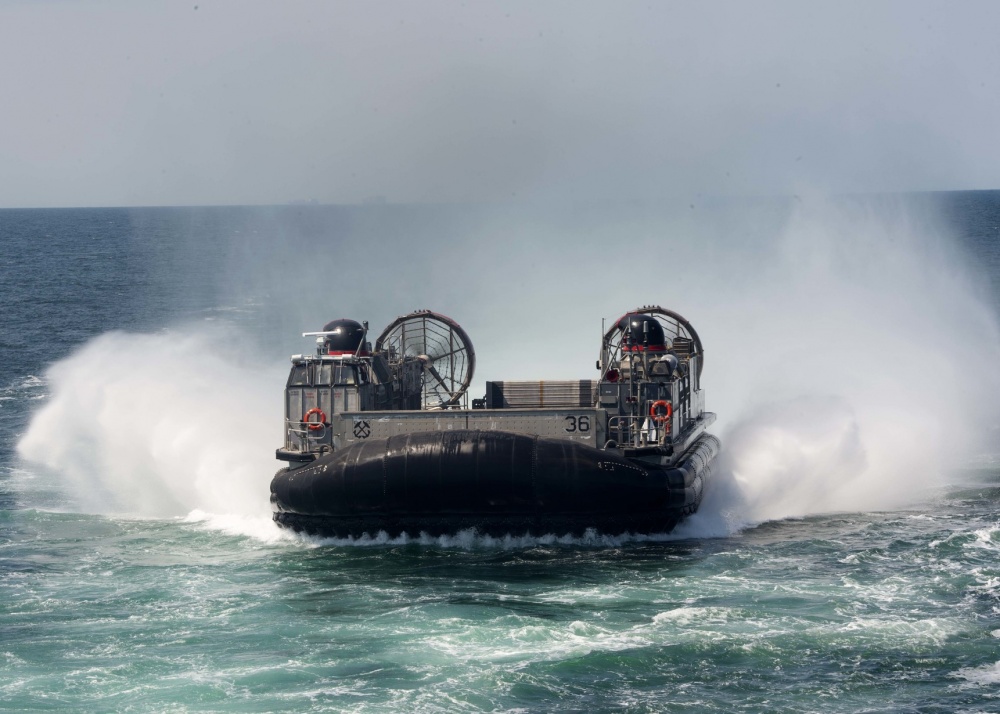 近日，美国海军“巴丹”号两栖攻击舰 “纽约”号两栖船坞运输舰以及“橡树山”号船坞登陆舰在大西洋海域进行了“水面战高级战术训练”。
