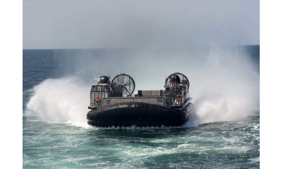 近日，美国海军“巴丹”号两栖攻击舰 “纽约”号两栖船坞运输舰以及“橡树山”号船坞登陆舰在大西洋海域进行了“水面战高级战术训练”。