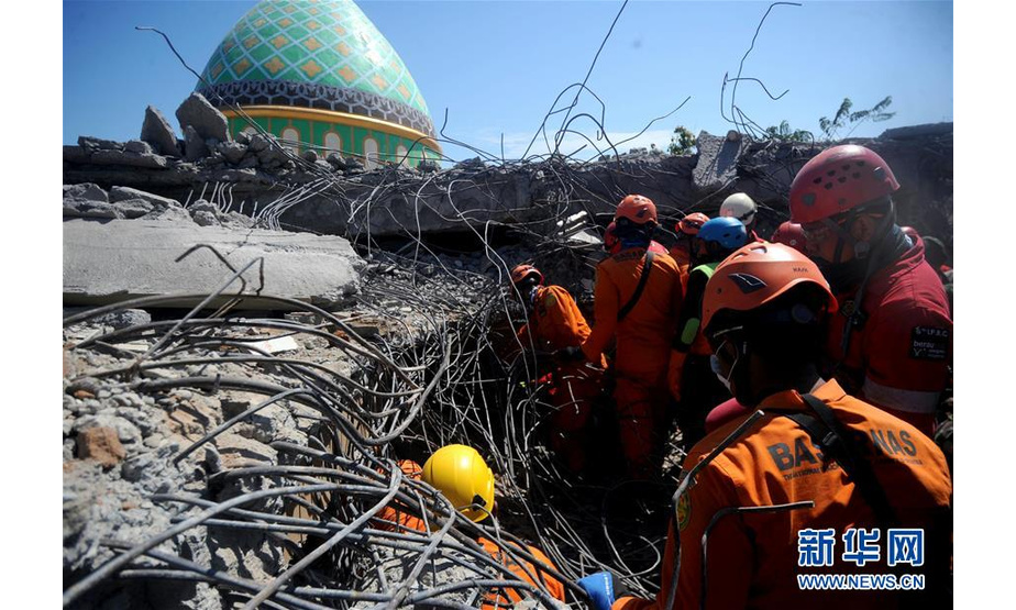 8月8日，在印度尼西亚龙目岛，救援人员在地震灾区搜救。 新华社发（阿贡摄）