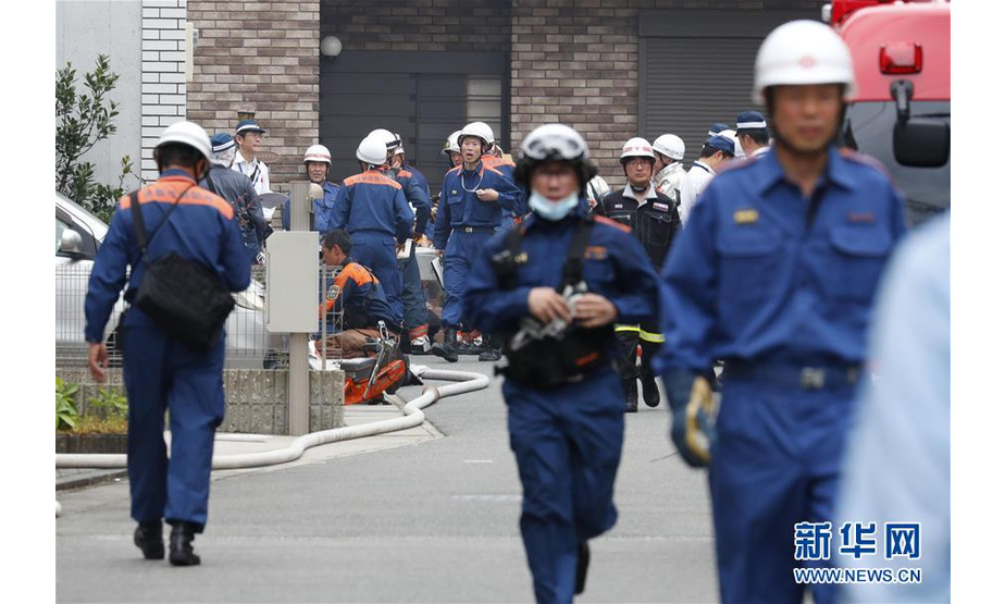 　　7月18日，消防员在日本京都火灾现场附近工作。新华社/共同社

