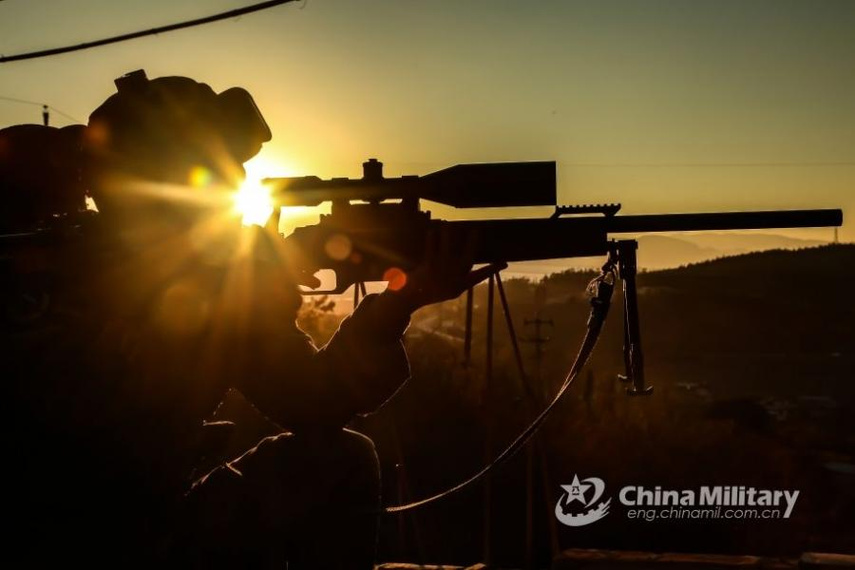 无人机协同！武警狙击手演练反恐作战 - 黑龙江网