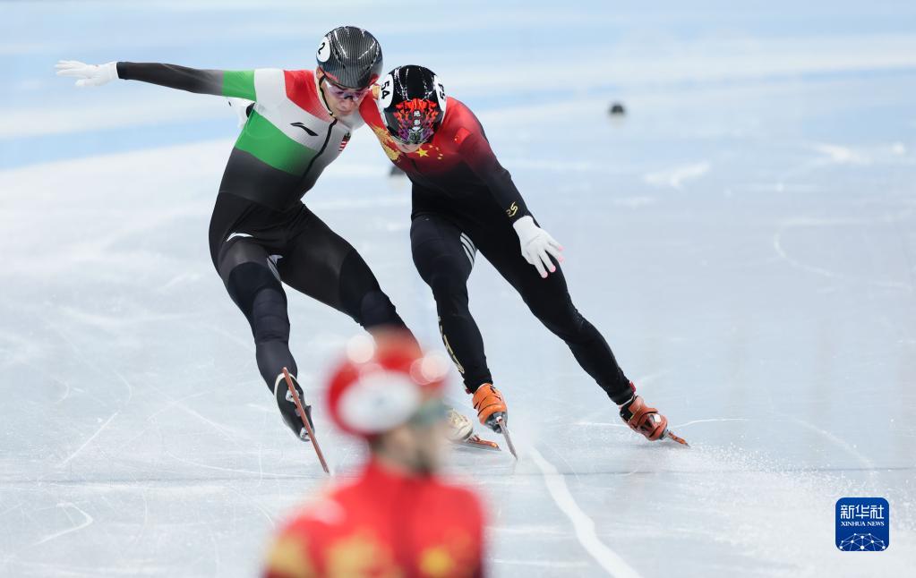 2月7日，中国选手任子威（上右）与匈牙利选手刘少林（上左）在比赛中冲线。

　　当日，在首都体育馆举行的北京2022年冬奥会短道速滑项目男子1000米决赛中，中国选手任子威夺得冠军。

　　新华社记者 兰红光 摄