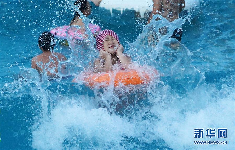 　　市民在南昌保利冰雪水世界戏水游玩（8月3日摄）。 近日，江西多地持续高温，不少南昌市民来到水上乐园，体验趣味水上活动，享受夏日清凉。 新华社记者 万象 摄


