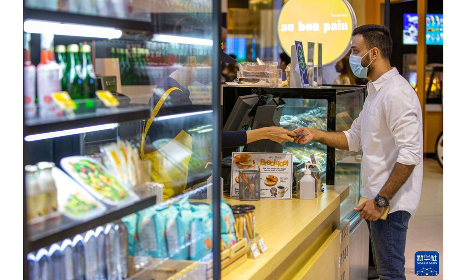 9月1日，顾客在泰国曼谷一家商场购买食品。新华社记者王腾摄