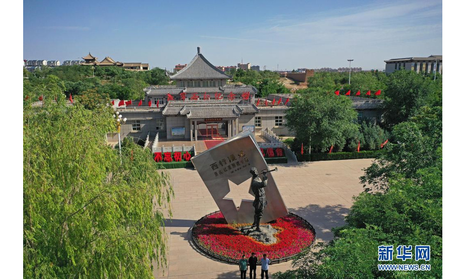 宁夏吴忠市同心县红军西征纪念馆前的“抗战之声”小号手雕塑（6月22日摄，无人机照片）。新华社记者 王鹏 摄