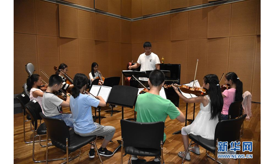 哈尔滨大剧院木兰艺术团的小演员们在排练，为哈尔滨之夏音乐会期间的演出做准备（7月1日摄）。新华社记者 曹霁阳 摄