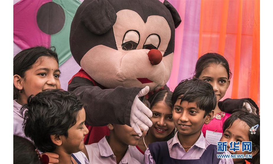 11月20日，在印度加尔各答，当地的孩子们欢度世界儿童日。  新华社发（通帕·蒙达尔摄）