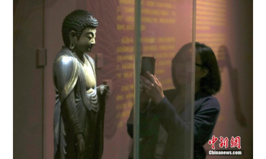 4月11日，“殊方共享——丝绸之路国家博物馆文物精品展”在北京中国国家博物馆开幕。图为东京国立博物馆藏“阿弥陀如来立像”。中新社记者 贾天勇 摄