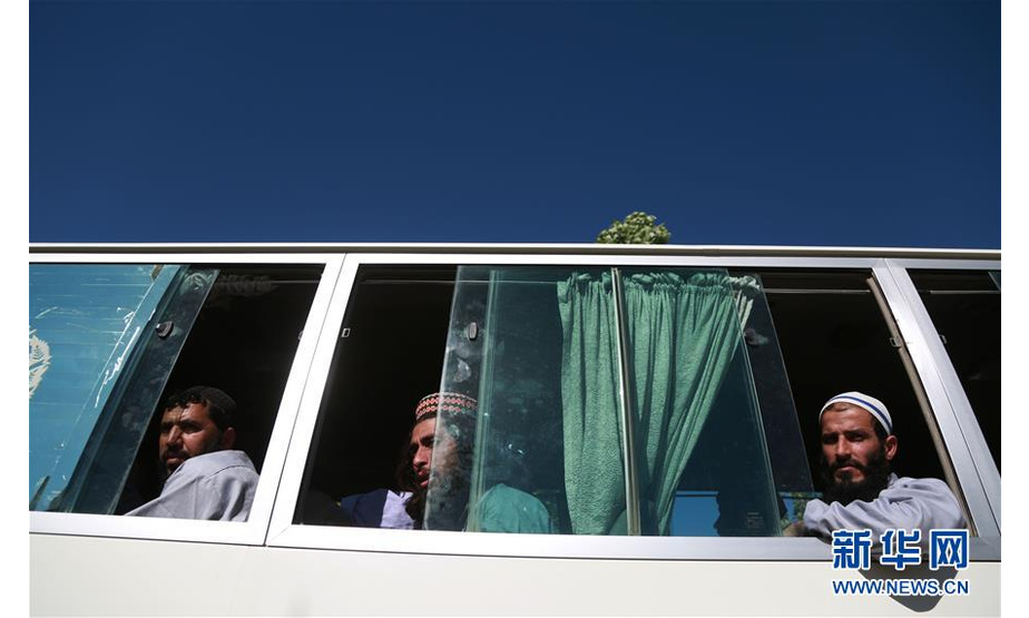 5月26日，被释放的塔利班在押人员乘车离开位于阿富汗东部帕尔万省的巴格拉姆监狱。新华社发（拉赫马图拉·阿里扎达摄）