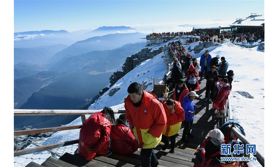 12月10日，人们在玉龙雪山游览观光。新华社记者杨宗友摄