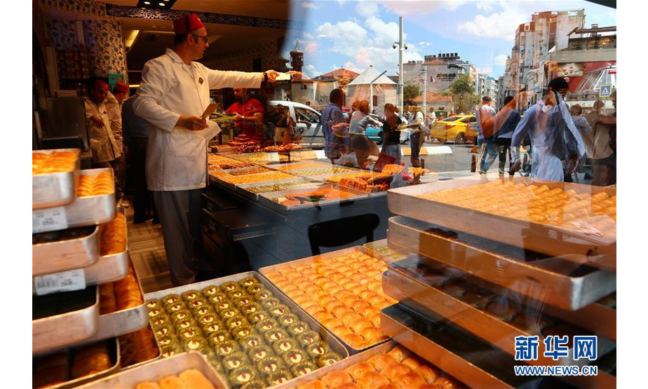 这是8月18日在土耳其伊斯坦布尔塔克西姆广场拍摄的一家销售“巴克拉瓦”的甜品店。新华社记者 徐速绘 摄