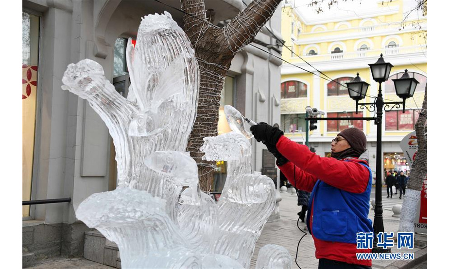 1月1日，在哈尔滨中央大街上，雕刻者在进行冰雕创作。

　　当日是2019年新年第一天，市民和游客在哈尔滨享受赏冰玩雪带来的快乐。

　　新华社记者王建威摄