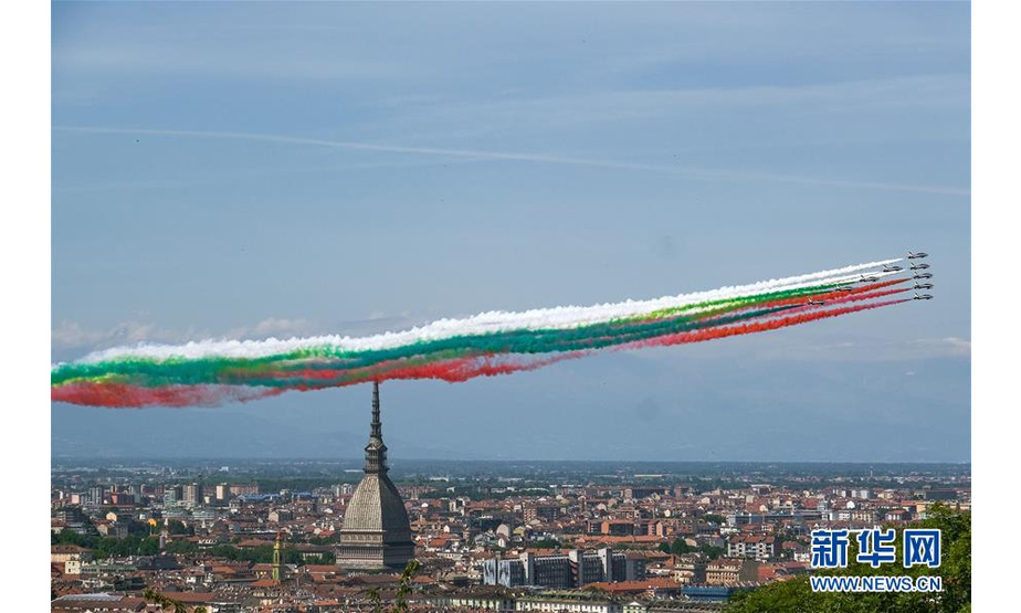 5月25日，意大利空军“三色箭”飞行表演队从都灵上空飞过。 从25日起，意大利“三色箭”飞行表演队在意大利多个城市举行飞行表演，庆祝即将到来的6月2日意大利“共和国日”，同时激励民众团结抗疫。 新华社发（费代里科·塔尔迪托摄）