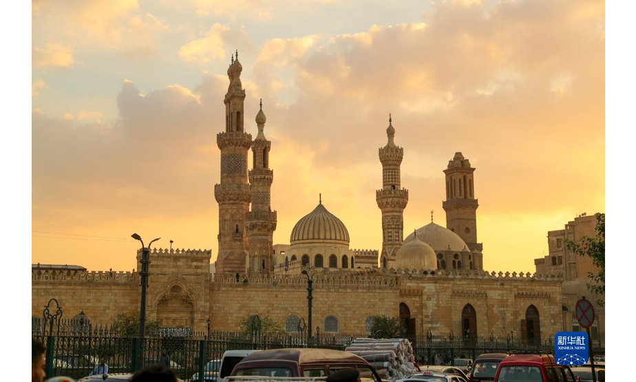 这是9月11日在埃及开罗古城拍摄的夕阳下的爱资哈尔清真寺。

　　开罗古城建于公元10世纪，拥有许多古老的清真寺、宣礼塔、古市场和老街，于1979年被列入联合国教科文组织世界文化遗产名录，并获得“千塔之城”的美称。

　　新华社记者隋先凯摄