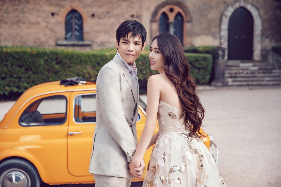 新浪娱乐讯 12日，郭碧婷向佐在微博晒出婚纱照，并配文：“往后余生只有你”，向佐则回应道“往后余生只要你”。照片中，向佐郭碧婷甜蜜依偎，十分幸福。